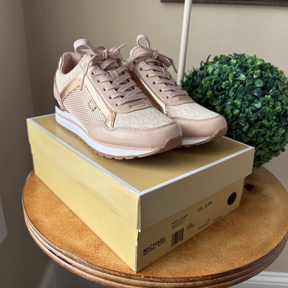 Michael Kors Maddy Trainer - Picture 1 of 11